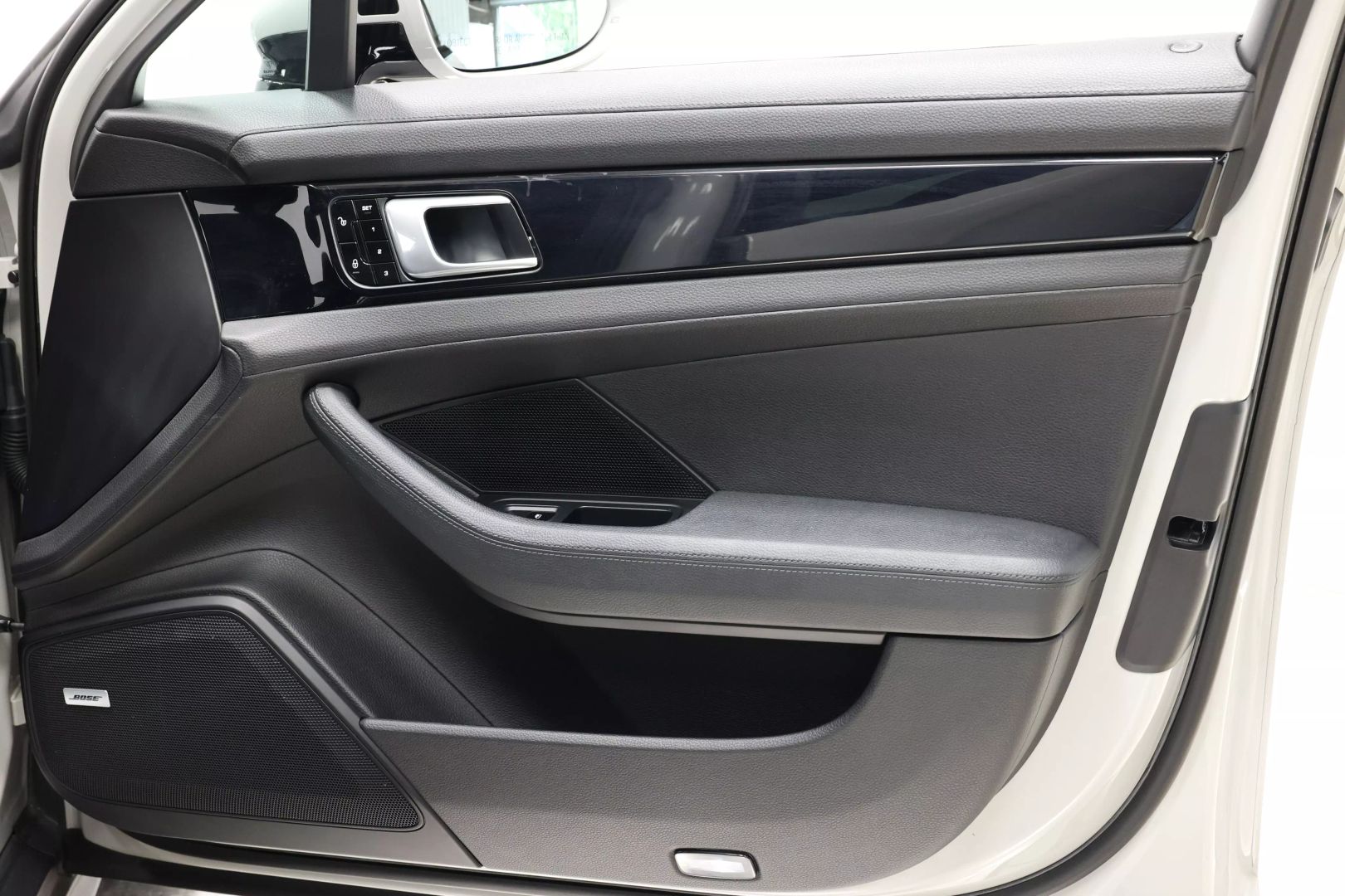 2018 Porsche Panamera - Image 82
