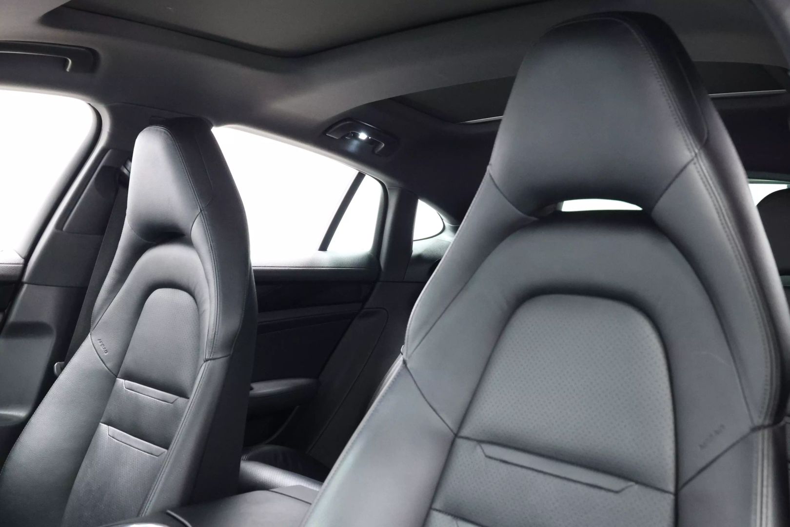 2018 Porsche Panamera - Image 18