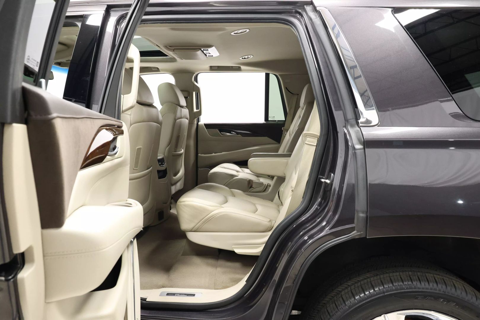 2017 Cadillac Escalade - Image 46