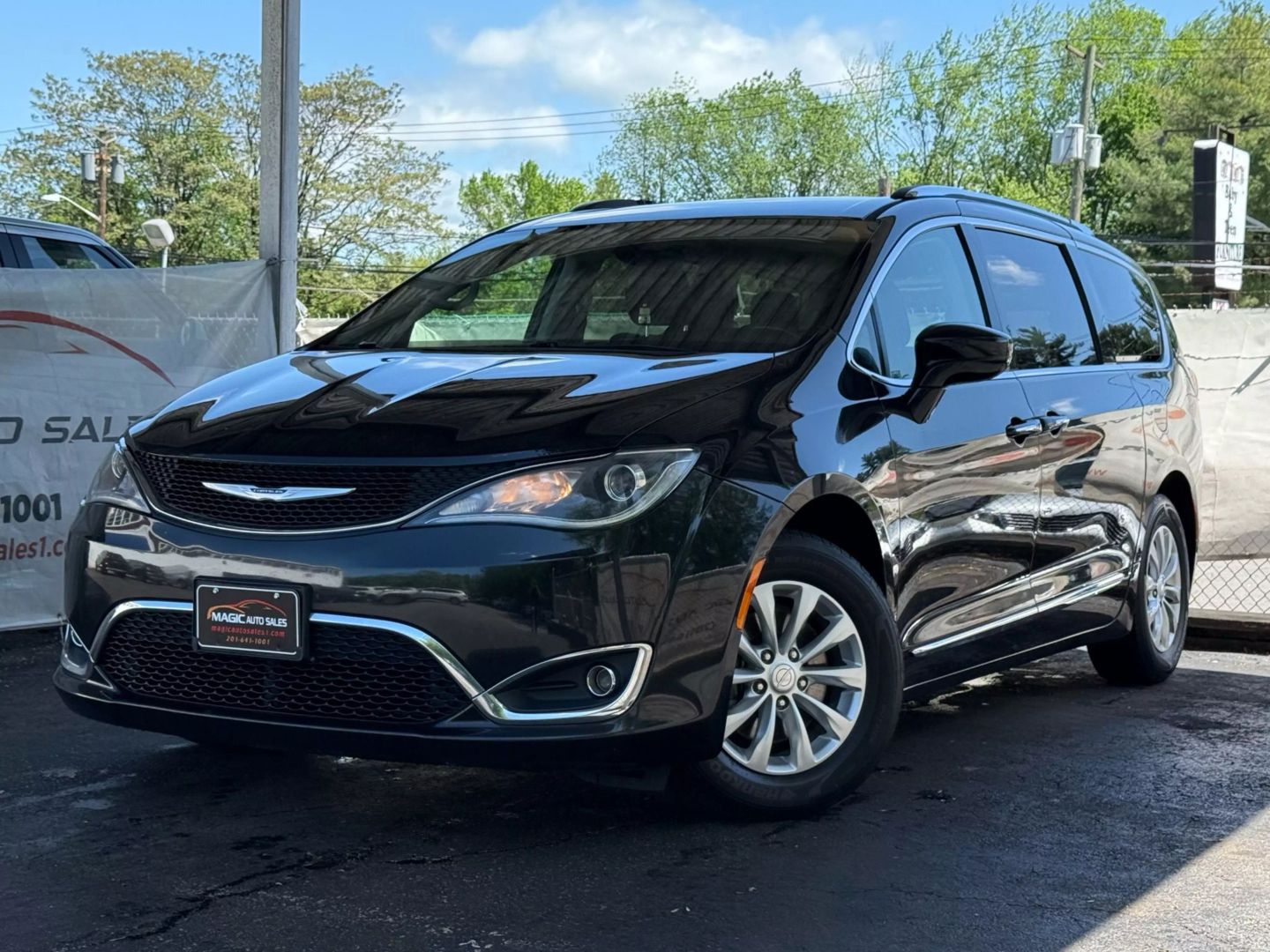 2018 Chrysler Pacifica - Image 1