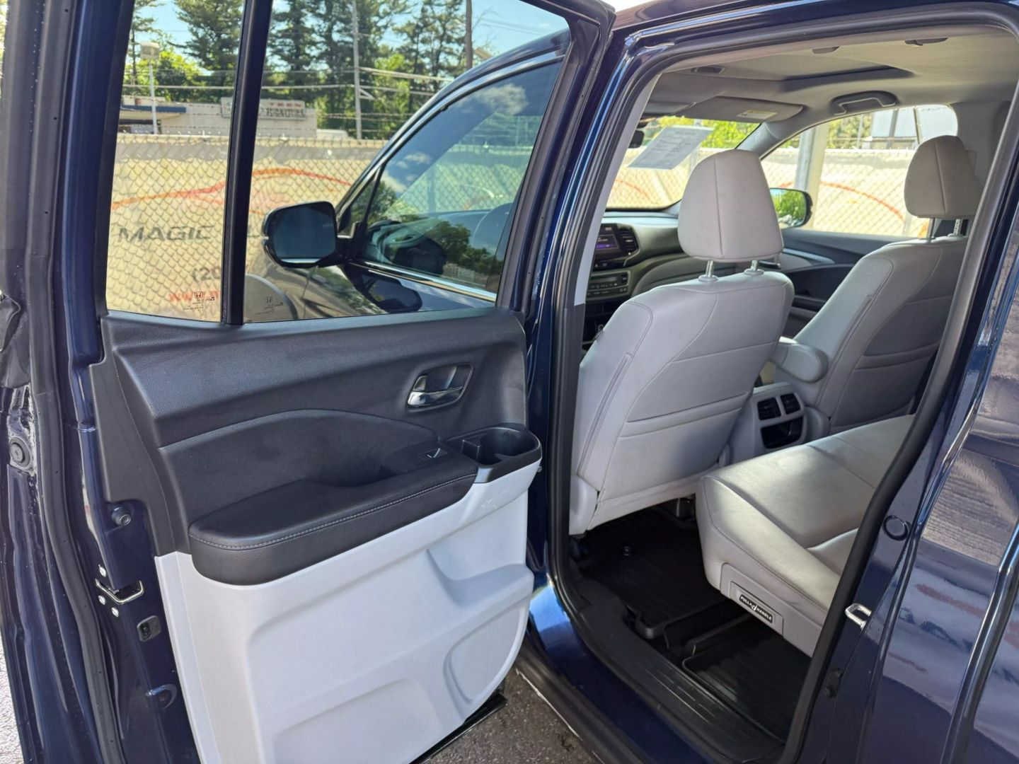 2022 Honda Ridgeline - Image 17