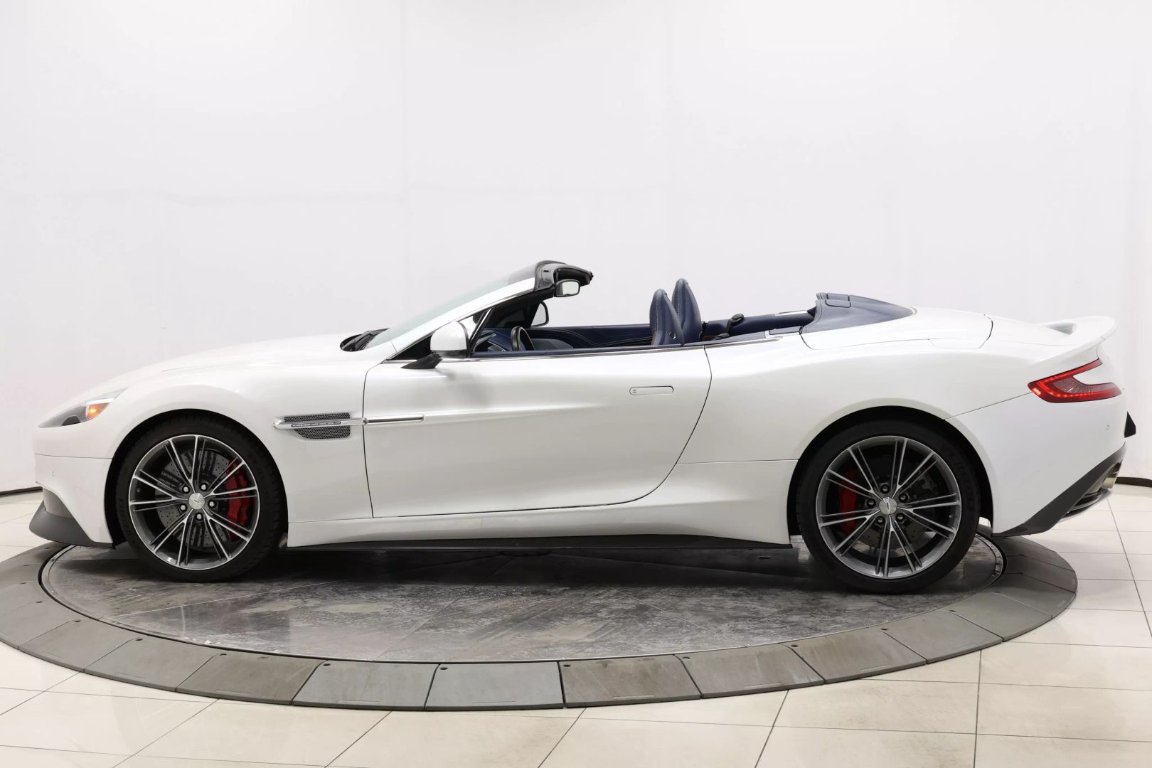 2015 Aston Martin Vanquish - Image 7