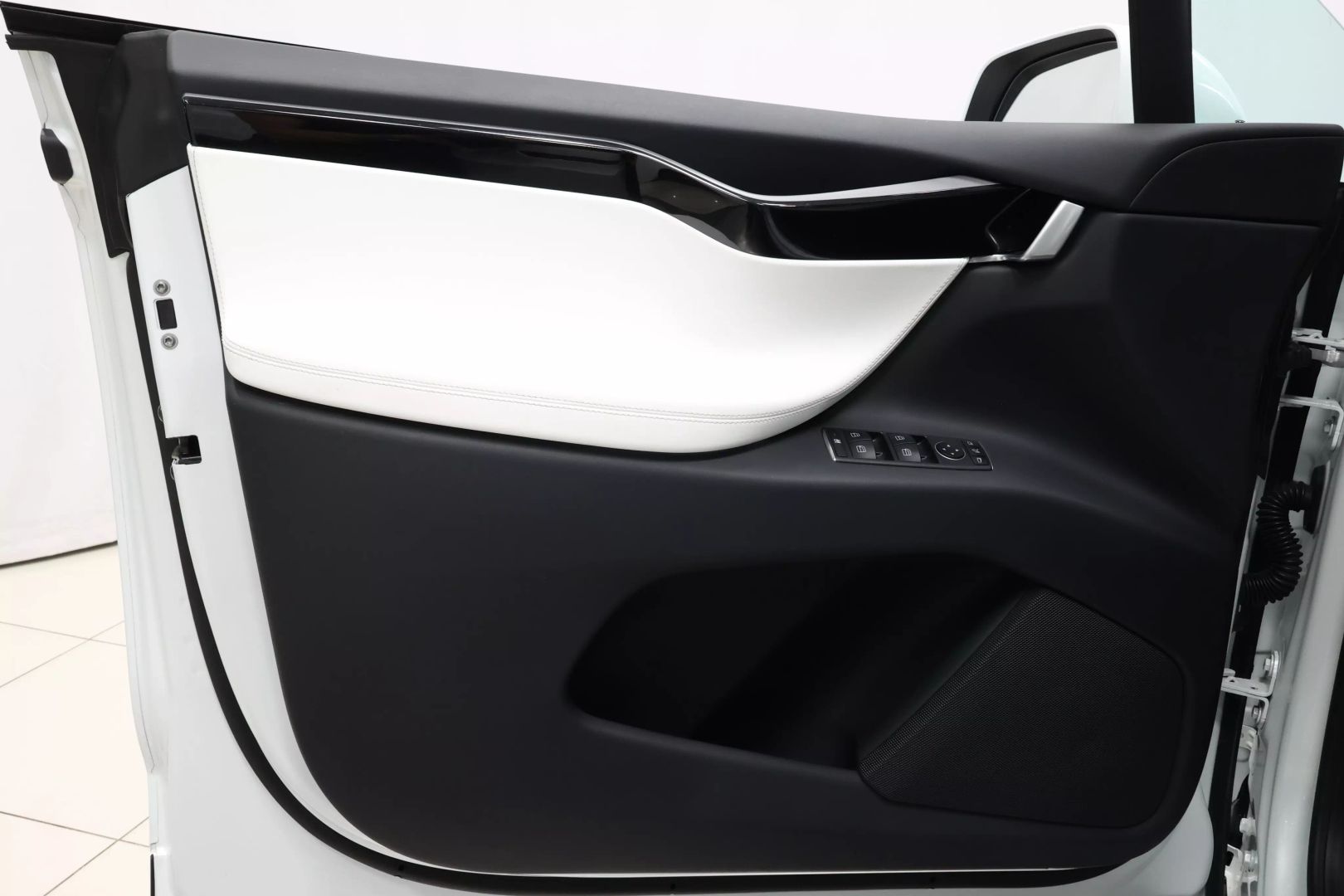 2020 Tesla Model X - Image 9