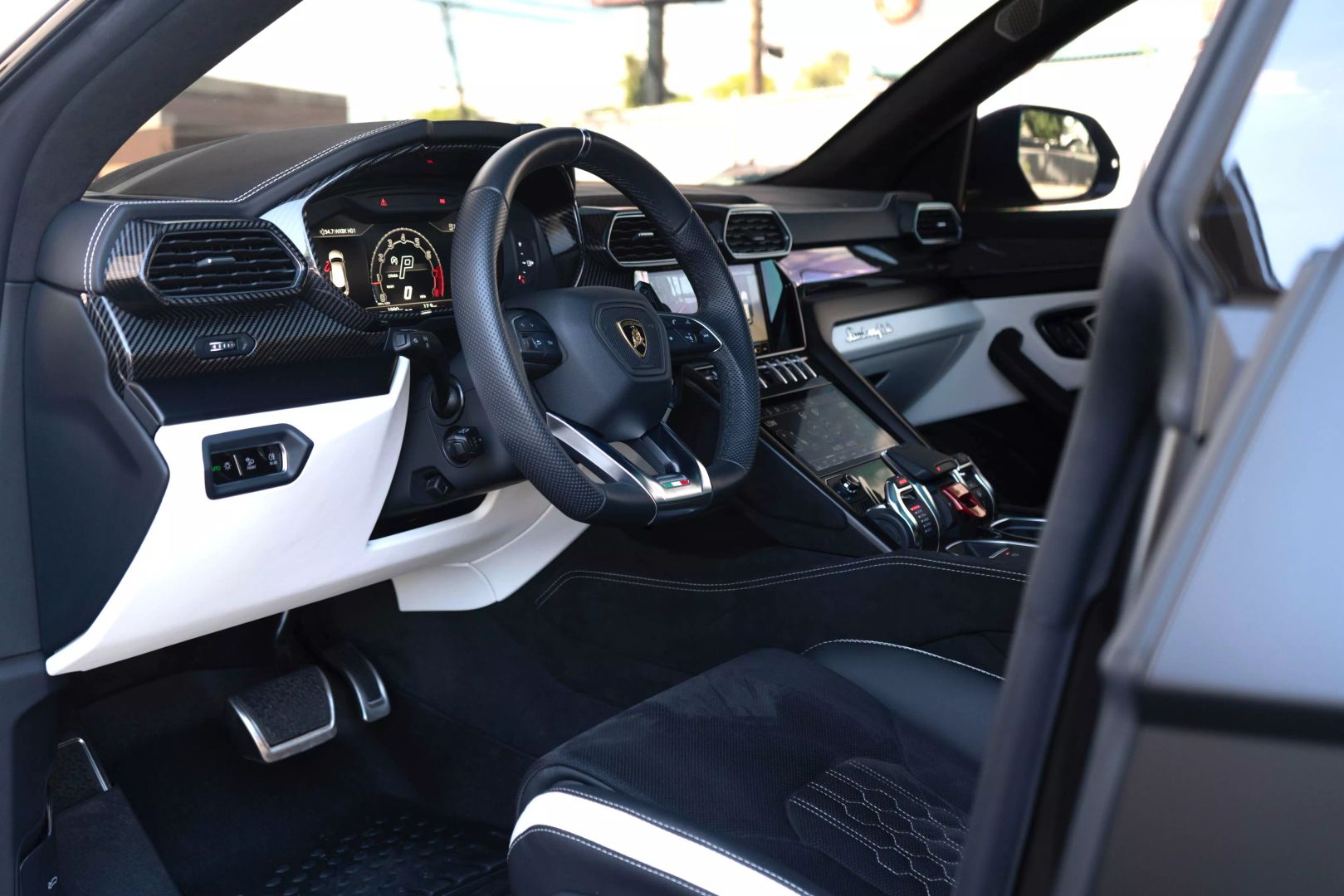 2024 Lamborghini Urus - Image 36