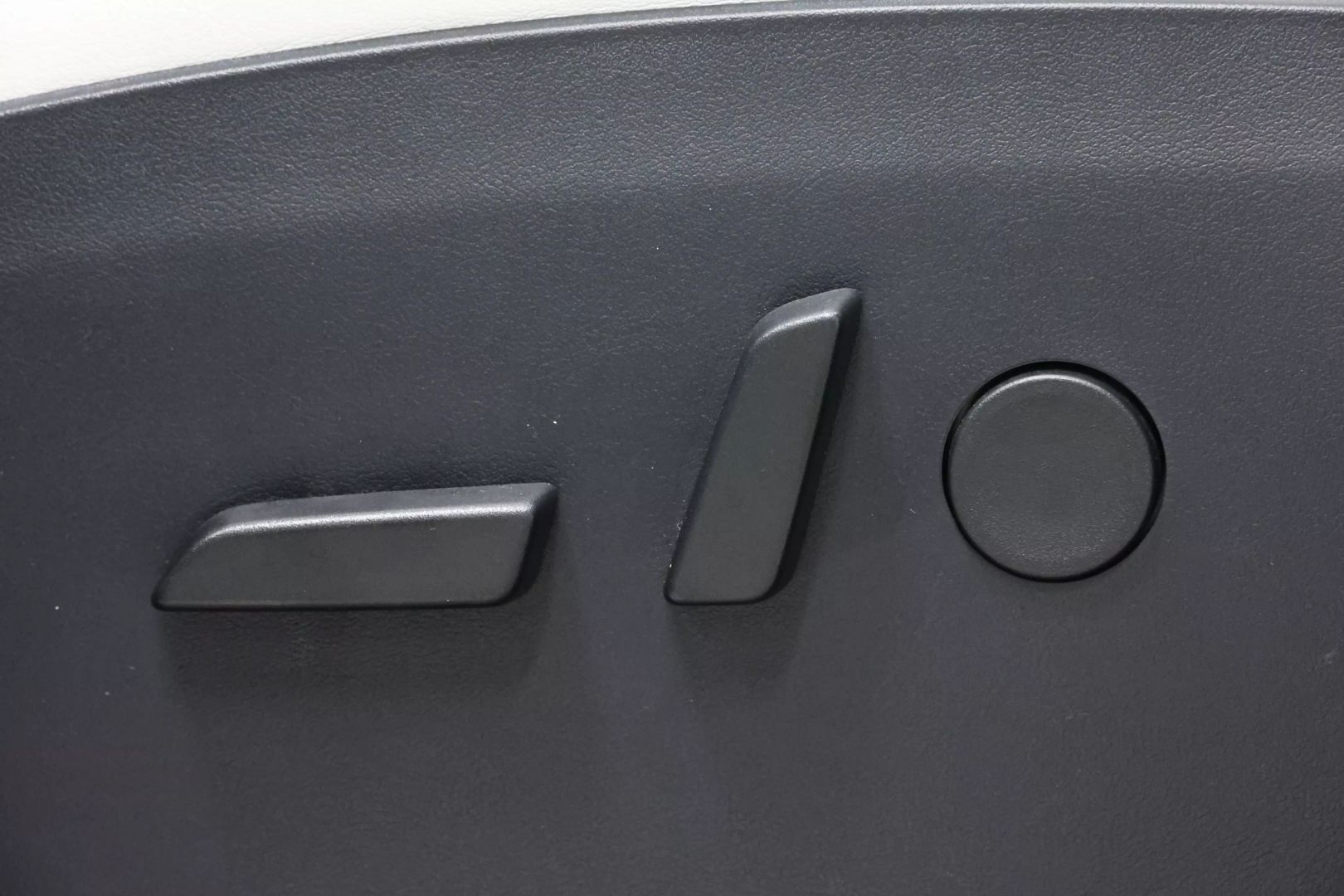 2020 Tesla Model X - Image 13