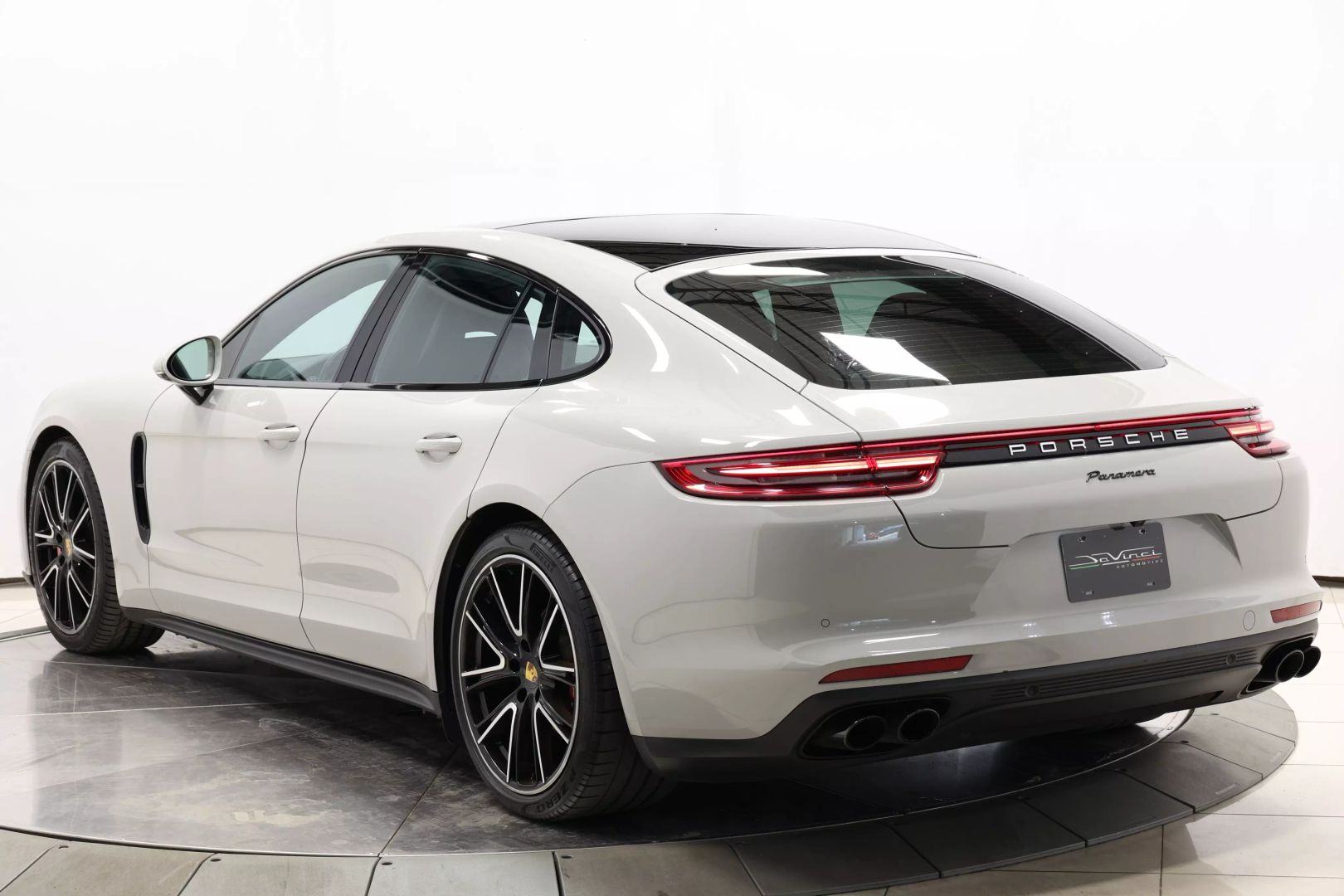 2018 Porsche Panamera - Image 58