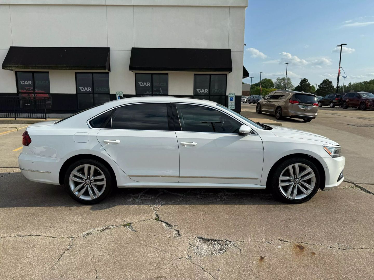 2017 Volkswagen Passat - Image 15