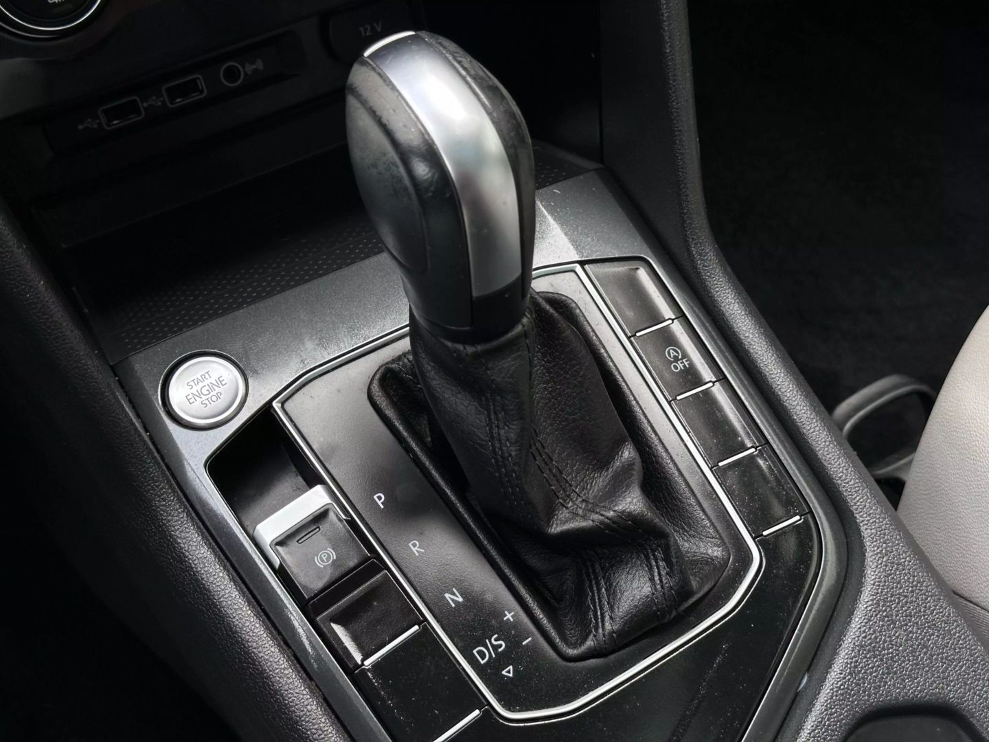 2020 Volkswagen Tiguan - Image 24