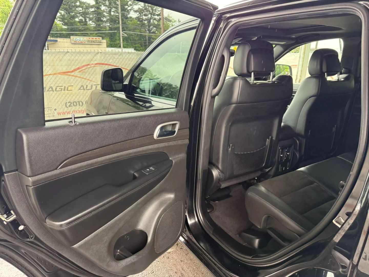 2018 Jeep Grand Cherokee - Image 17