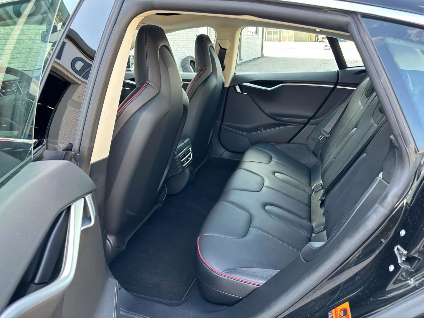 2014 Tesla Model S - Image 25