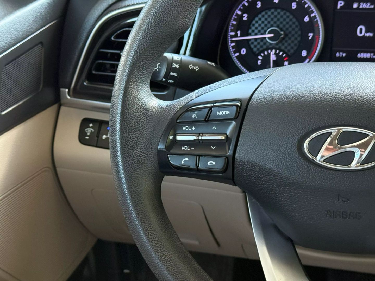 2019 Hyundai Elantra - Image 31