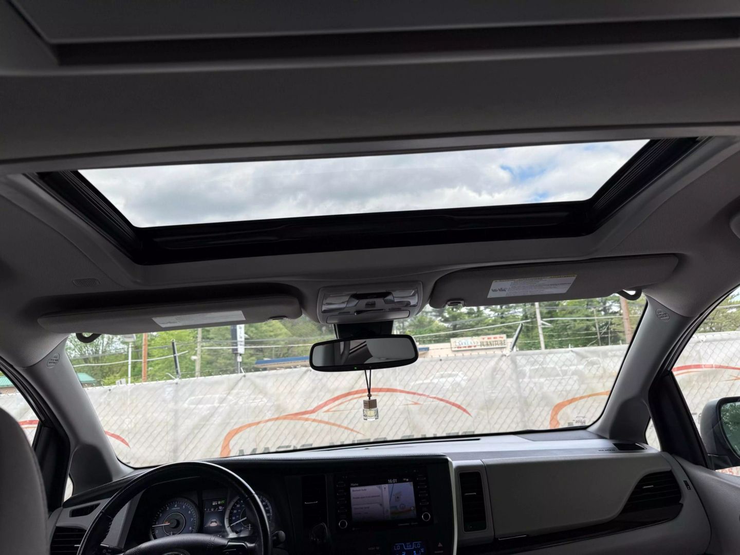 2020 Toyota Sienna - Image 36