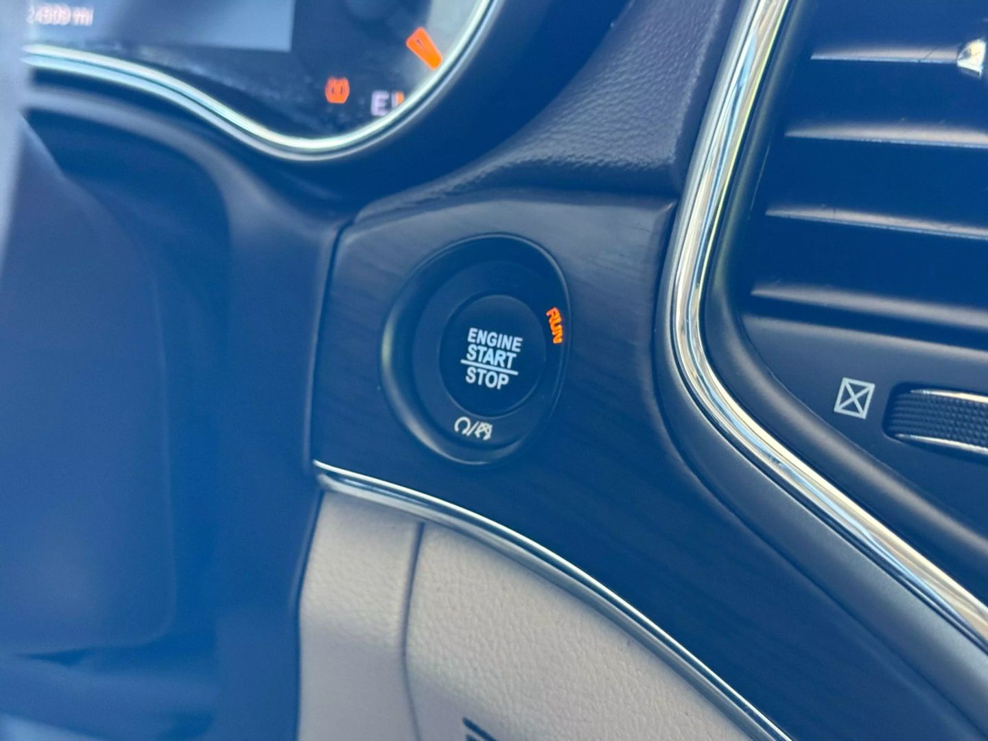 2018 Jeep Grand Cherokee - Image 30