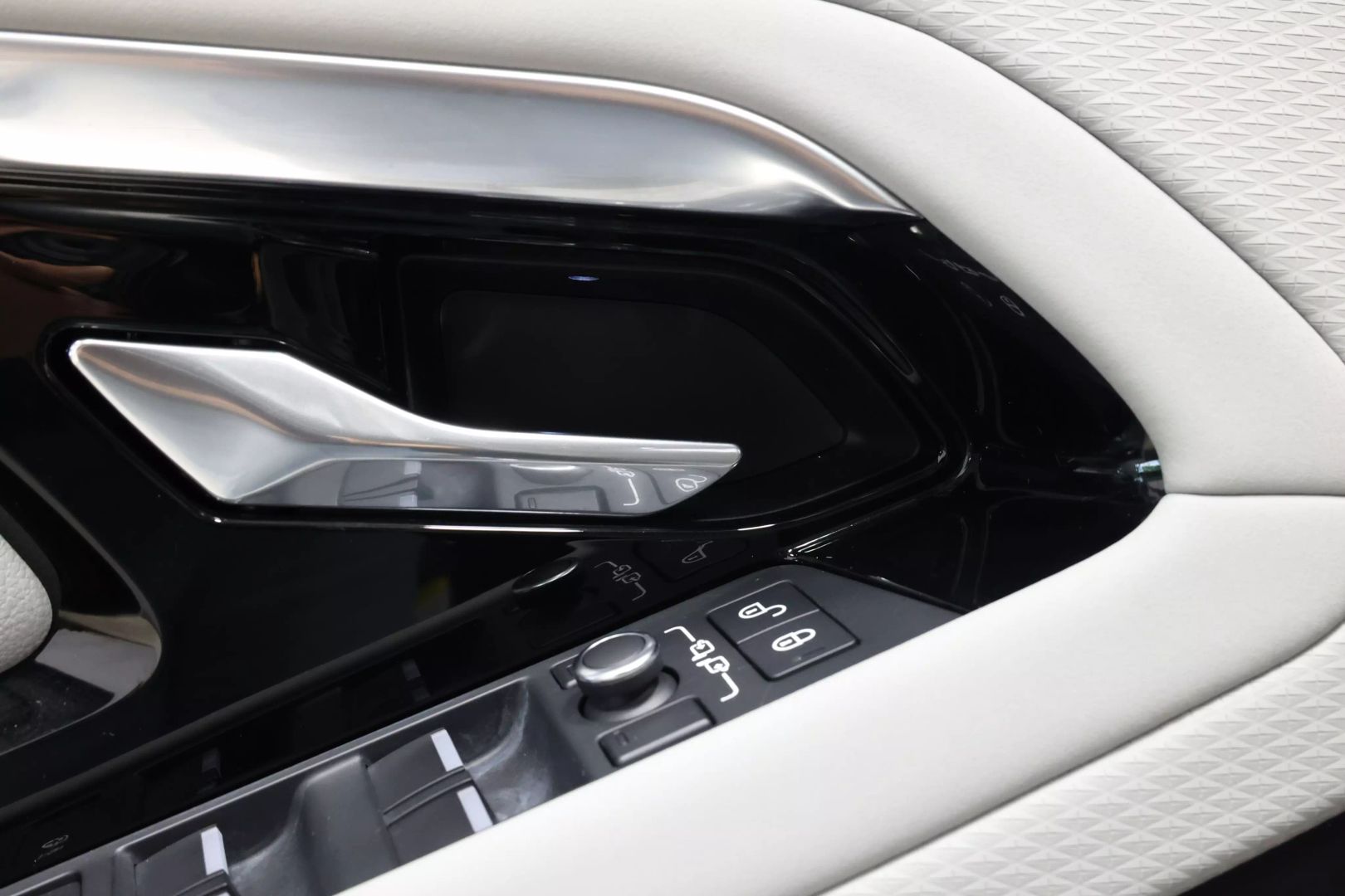 2020 Land Rover Range Rover Evoque - Image 11