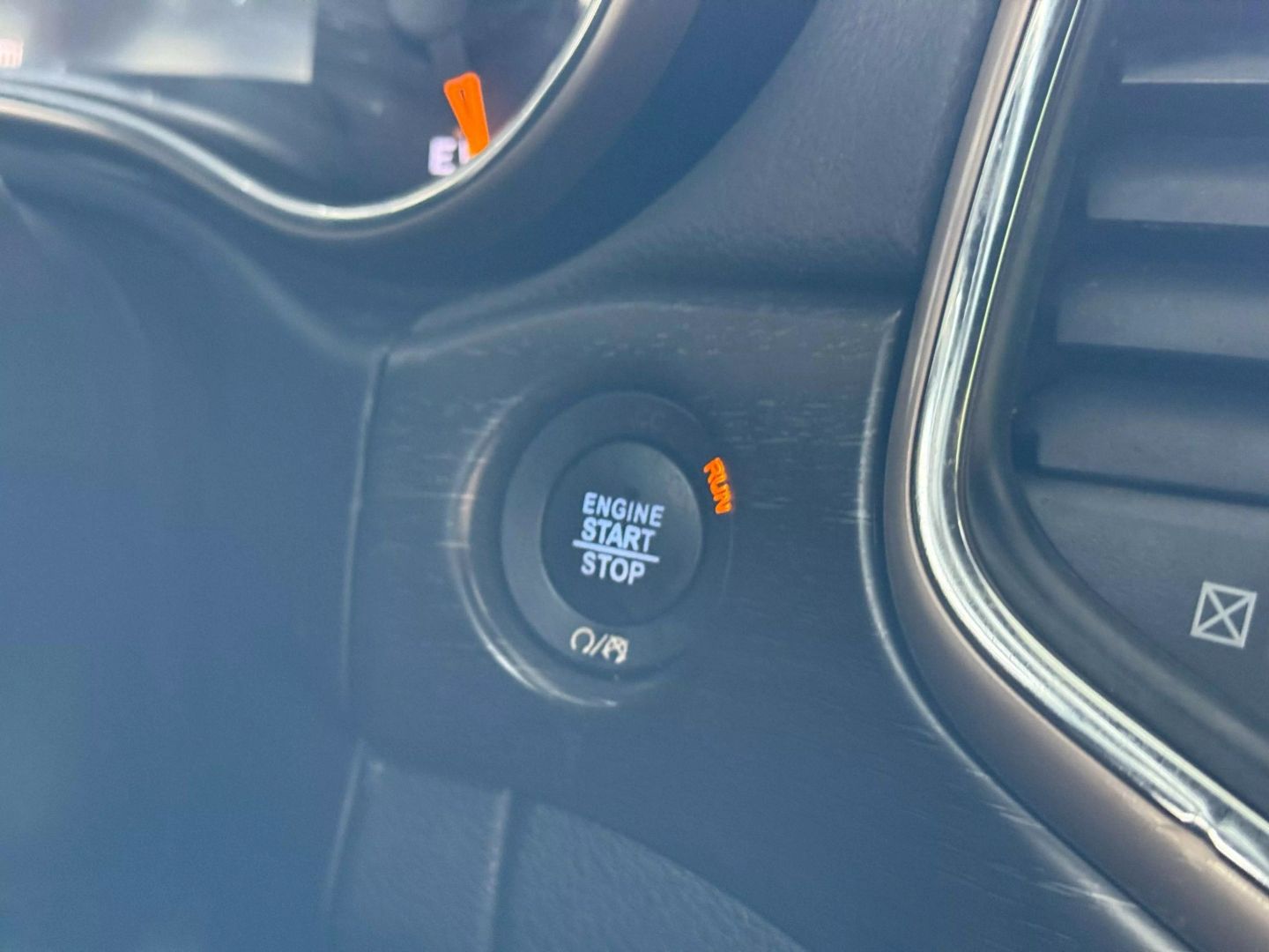 2015 Jeep Grand Cherokee - Image 29