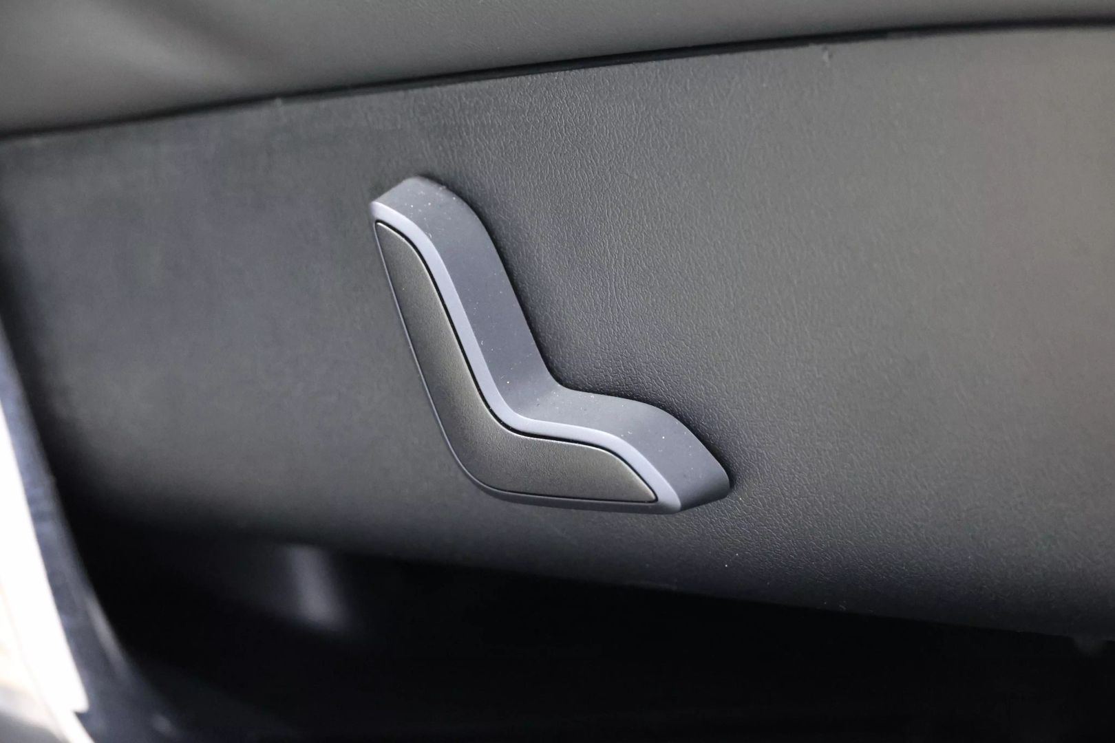 2022 Tesla Model X - Image 75