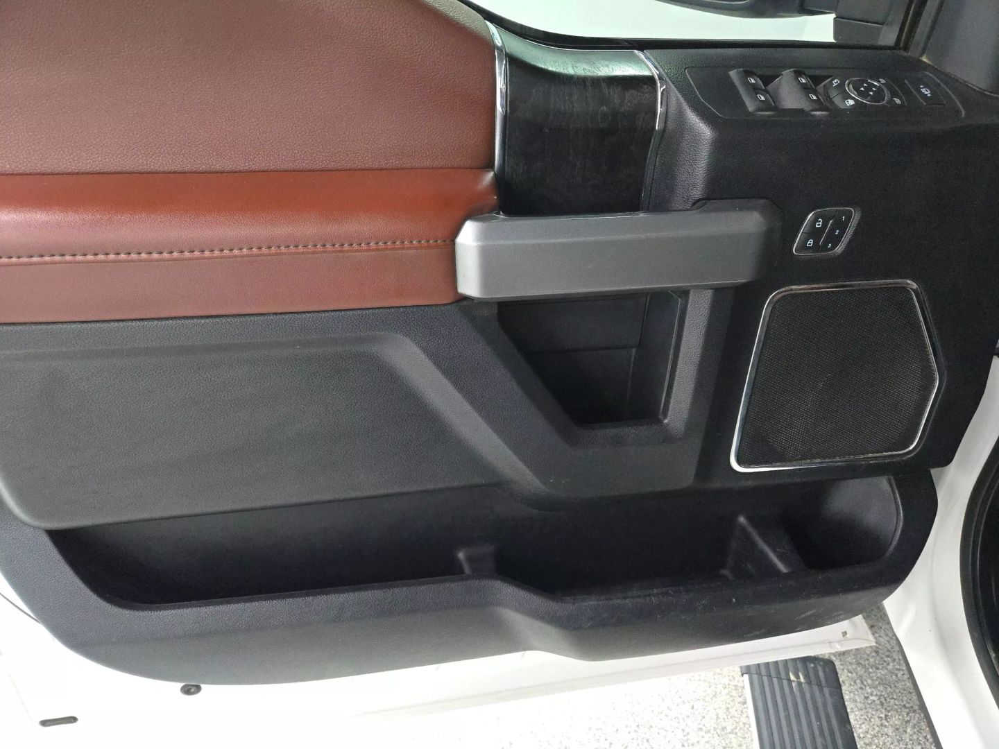2019 Ford F350 Super Duty Crew Cab - Image 21
