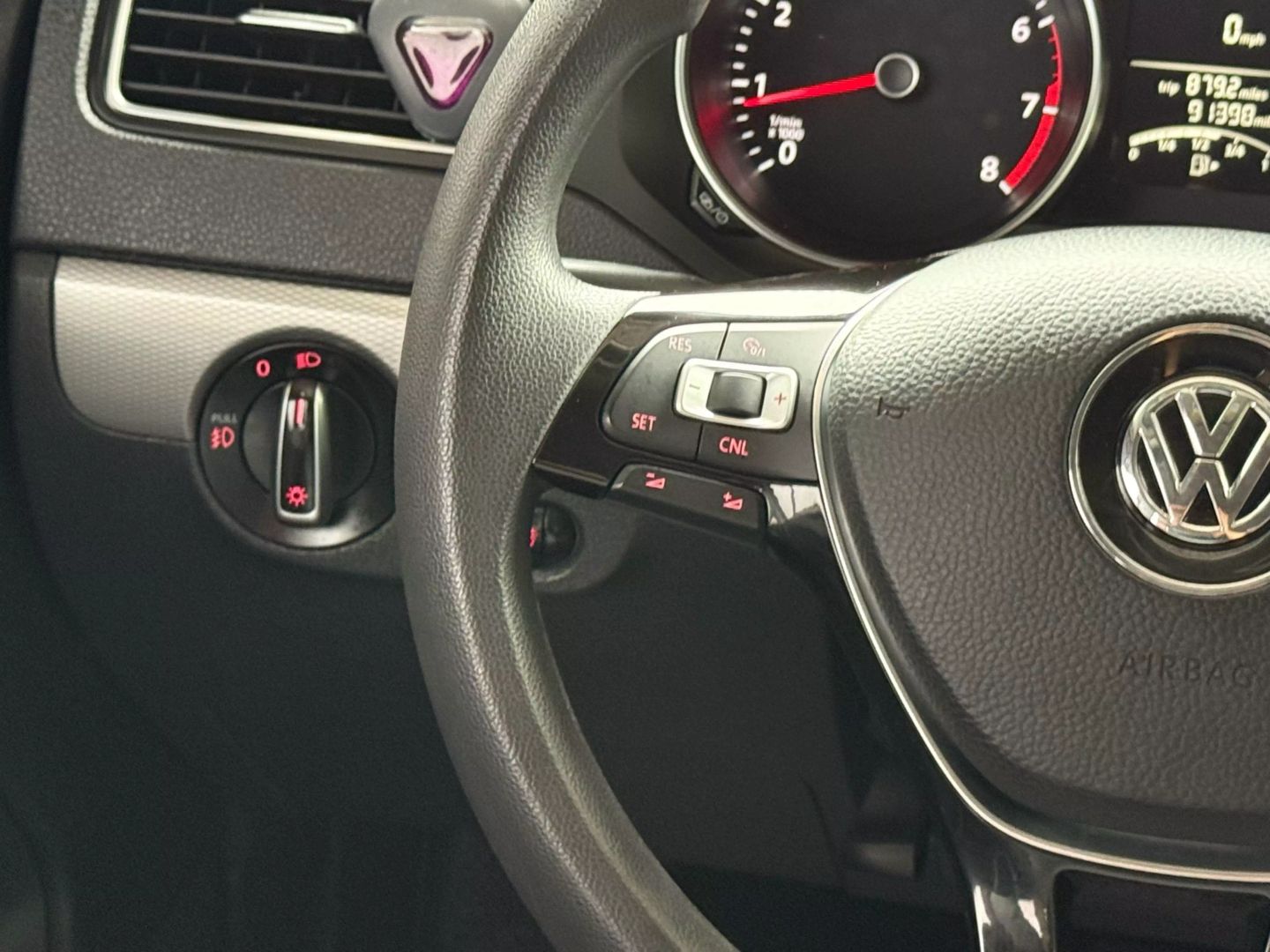 2018 Volkswagen Jetta - Image 32