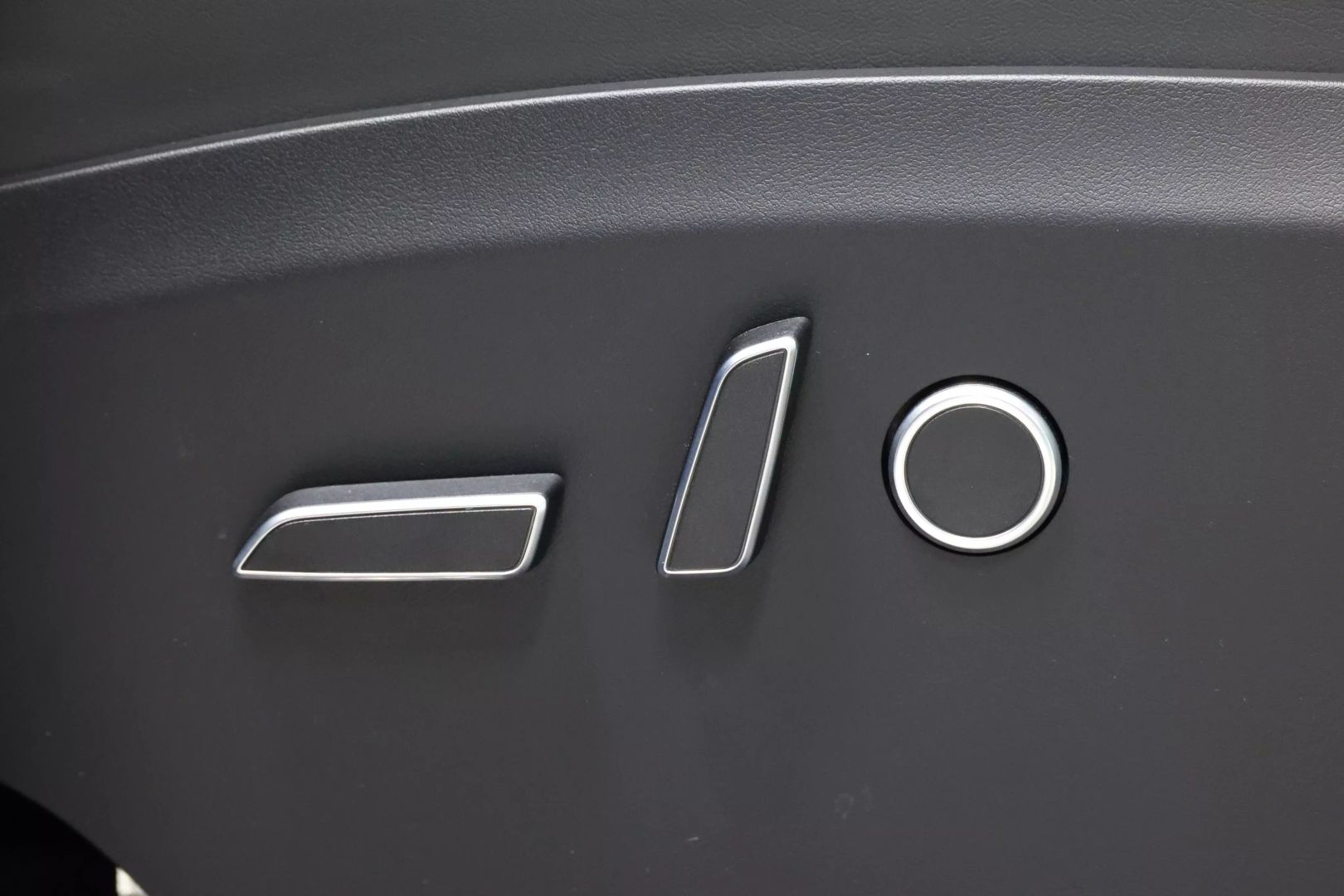 2022 Tesla Model X - Image 13