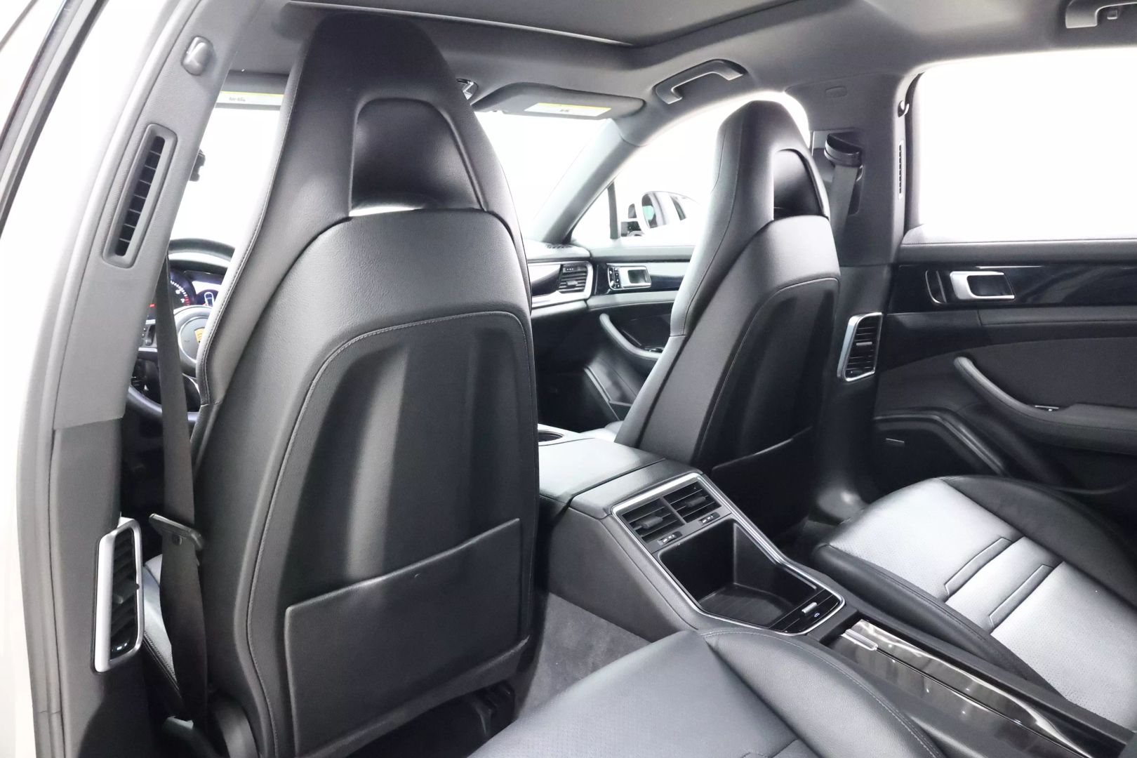 2018 Porsche Panamera - Image 57