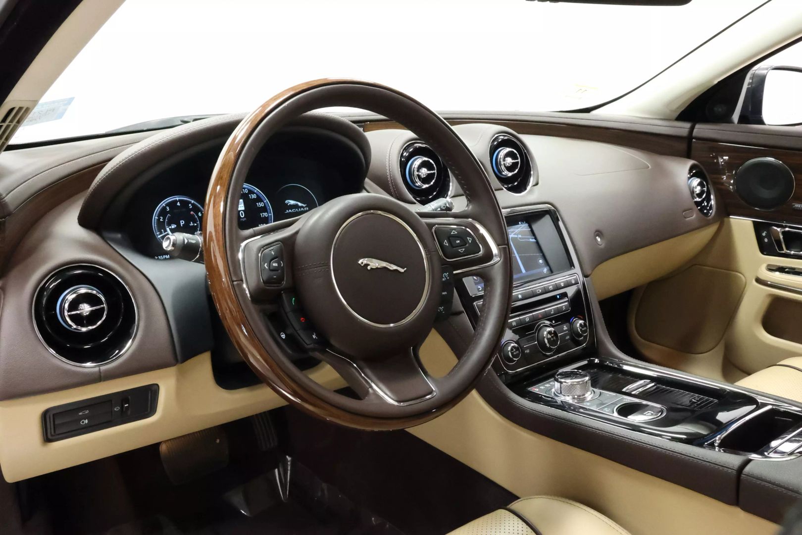2017 Jaguar Xj - Image 2