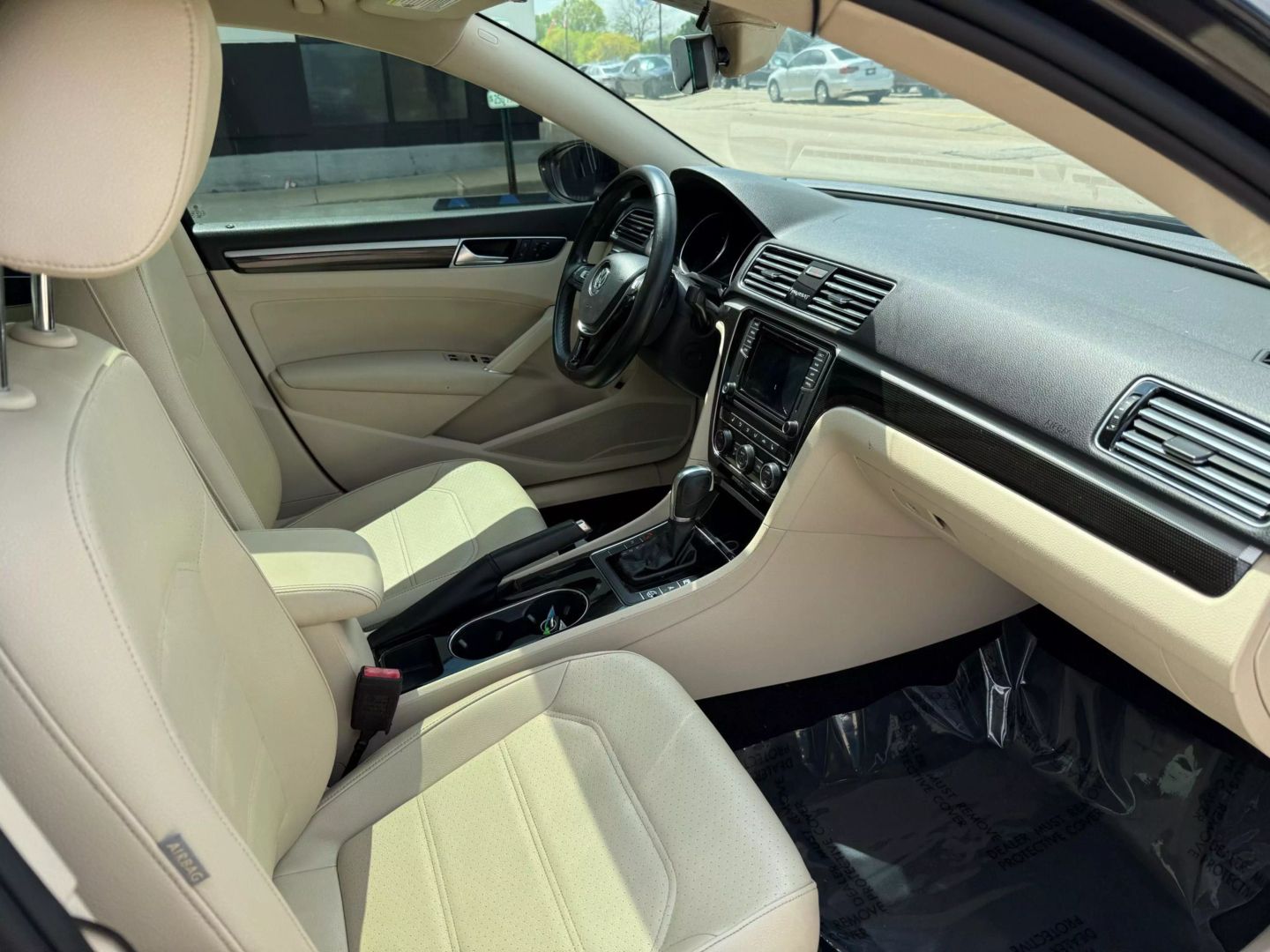 2019 Volkswagen Passat - Image 24