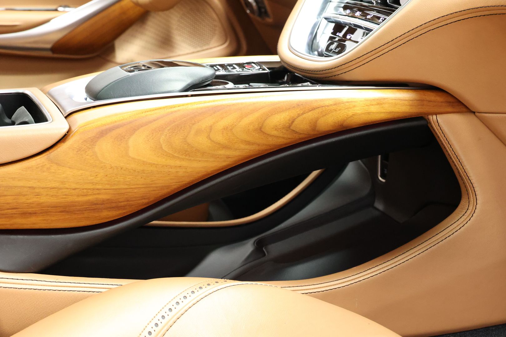 2021 Aston Martin Dbx - Image 100