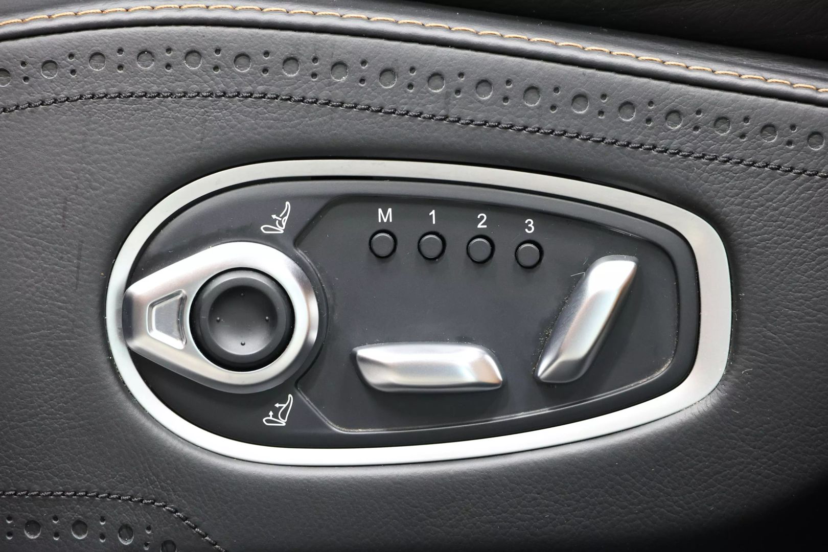 2021 Aston Martin Dbx - Image 15