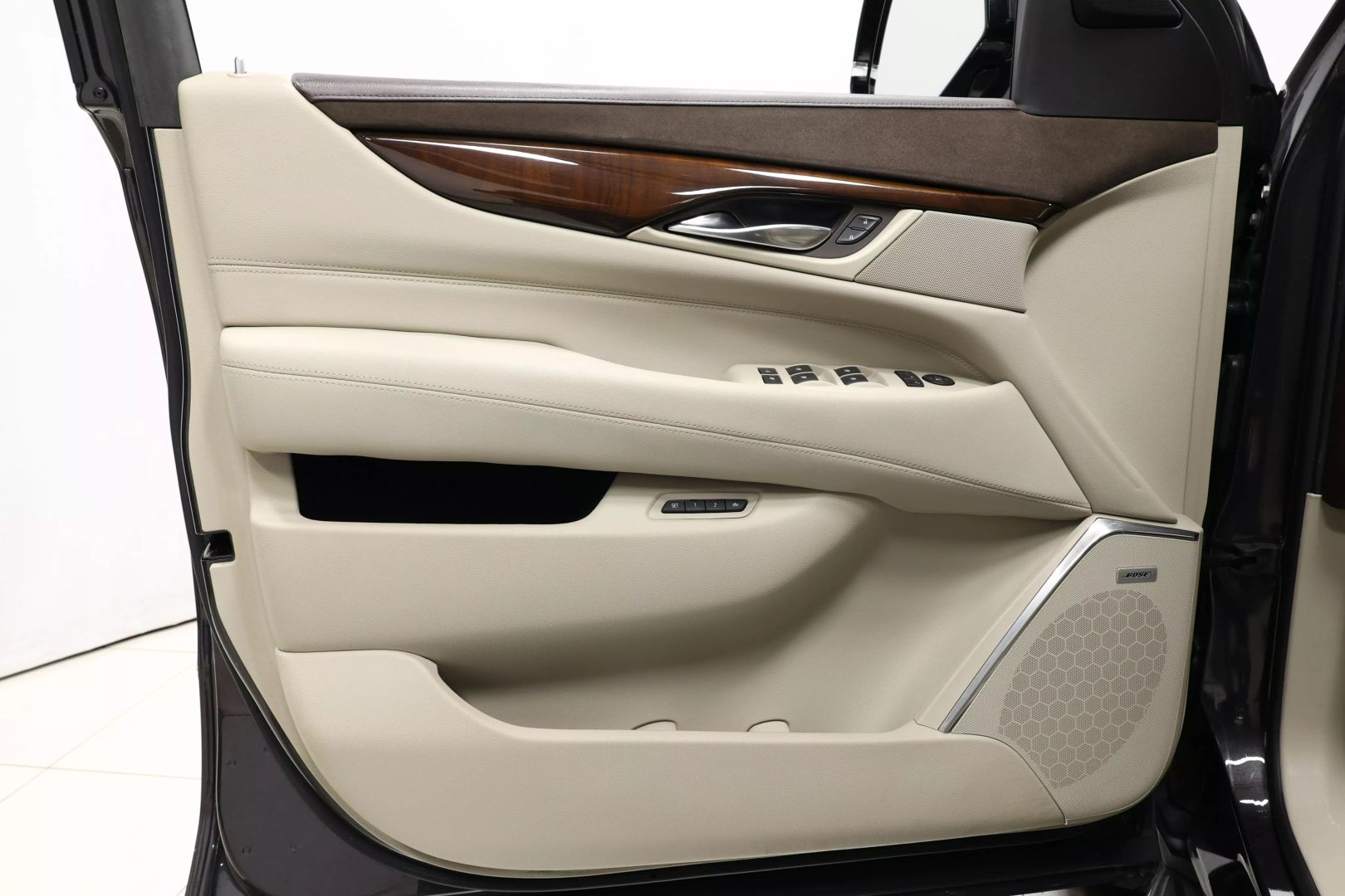 2017 Cadillac Escalade - Image 9