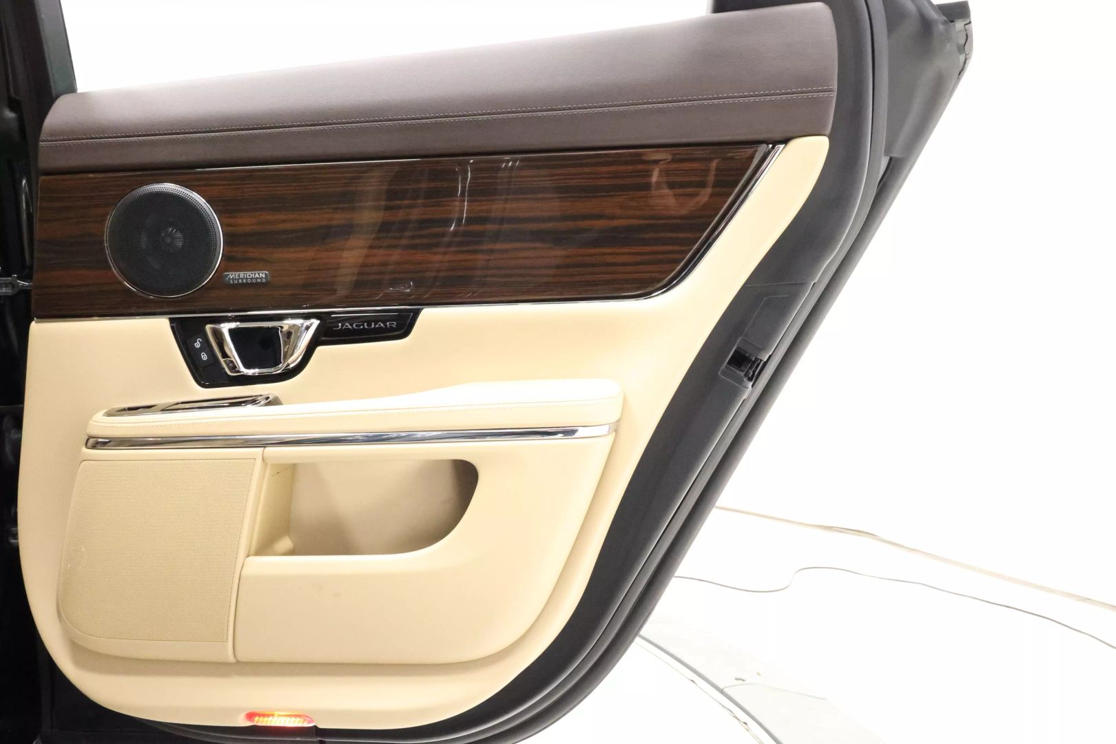 2017 Jaguar Xj - Image 66