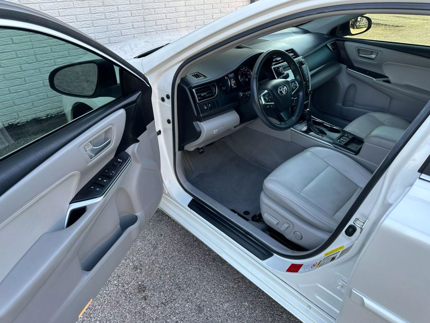 2015 Toyota Camry - Image 18