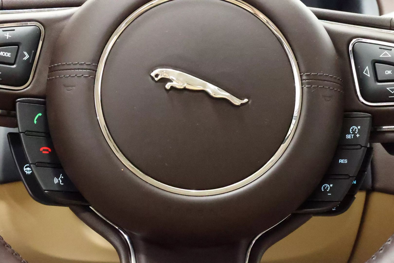 2017 Jaguar Xj - Image 25