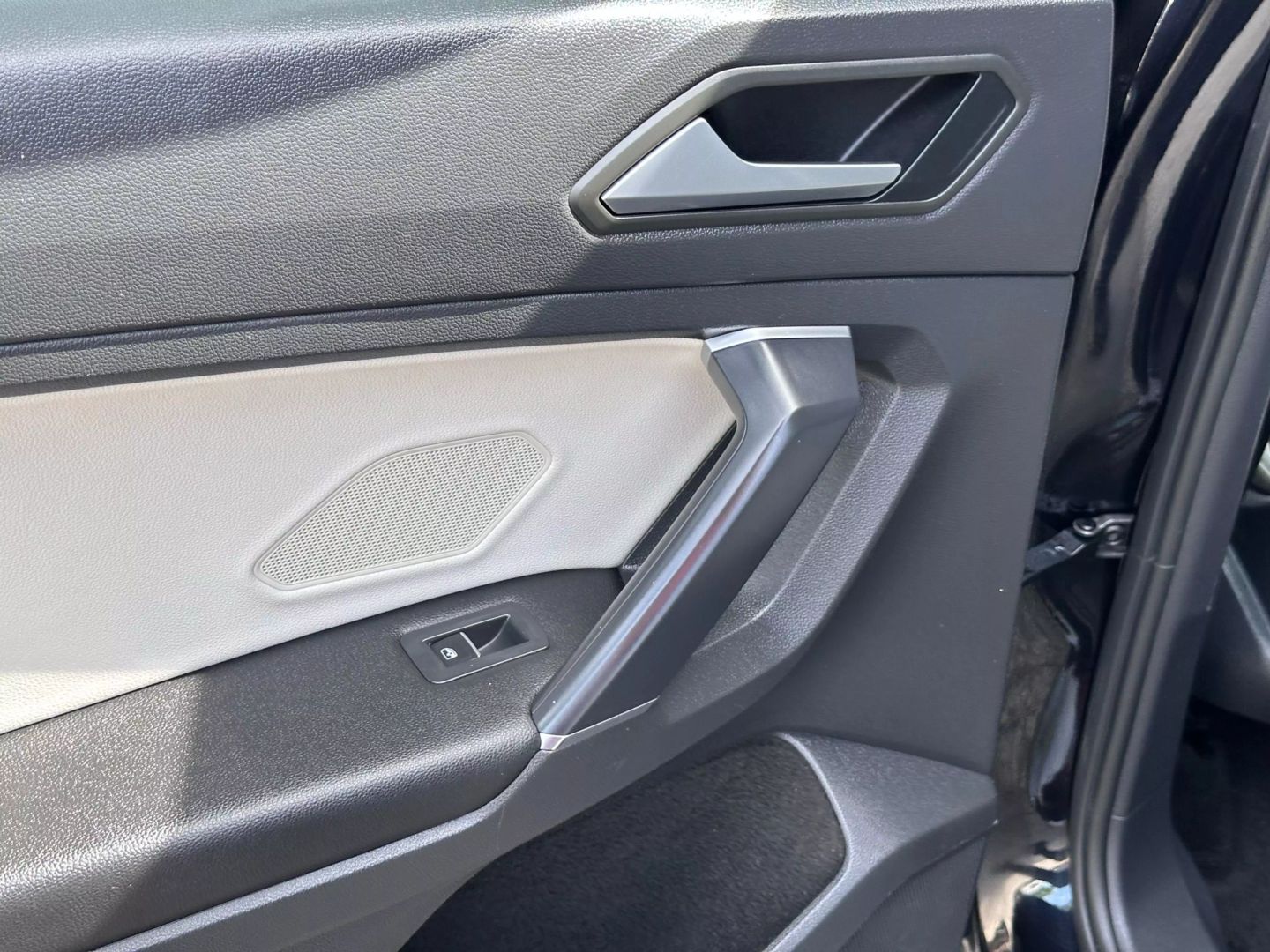 2020 Volkswagen Tiguan - Image 12