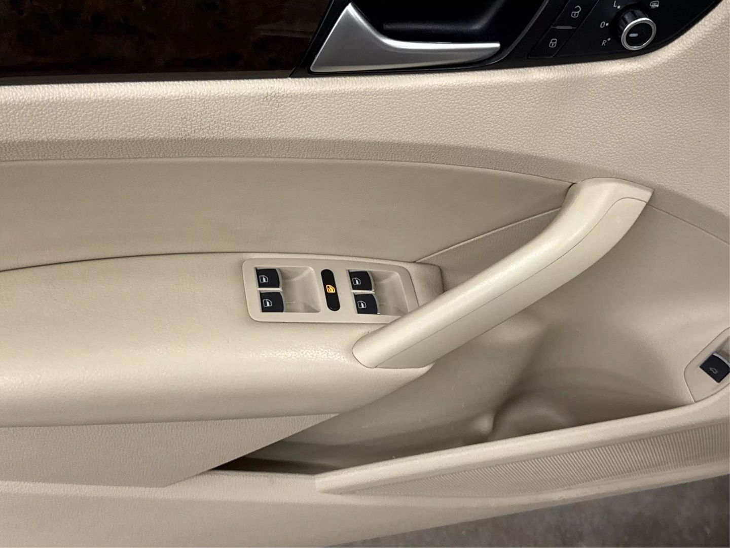2015 Volkswagen Passat - Image 27