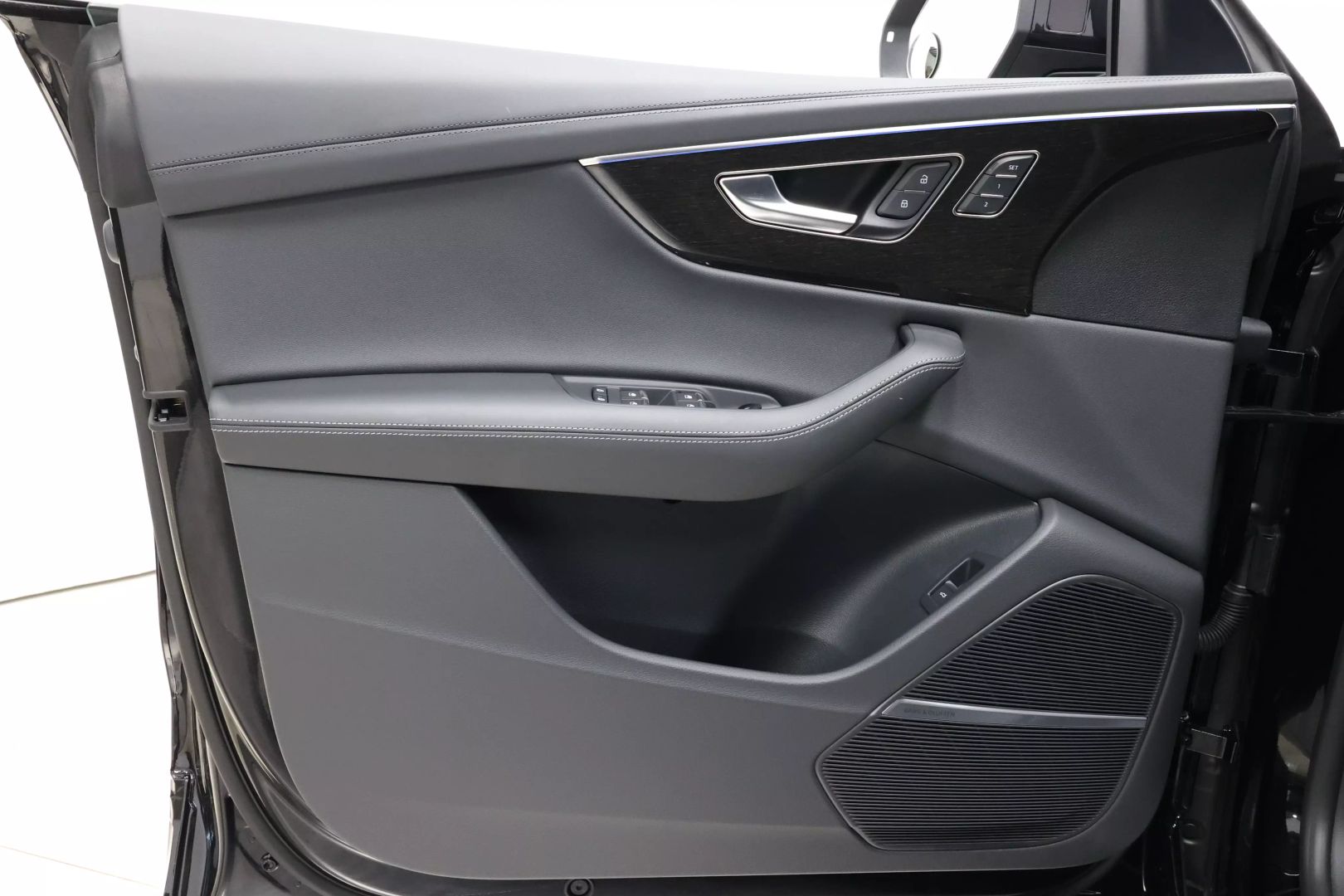 2025 Audi Q8 - Image 9