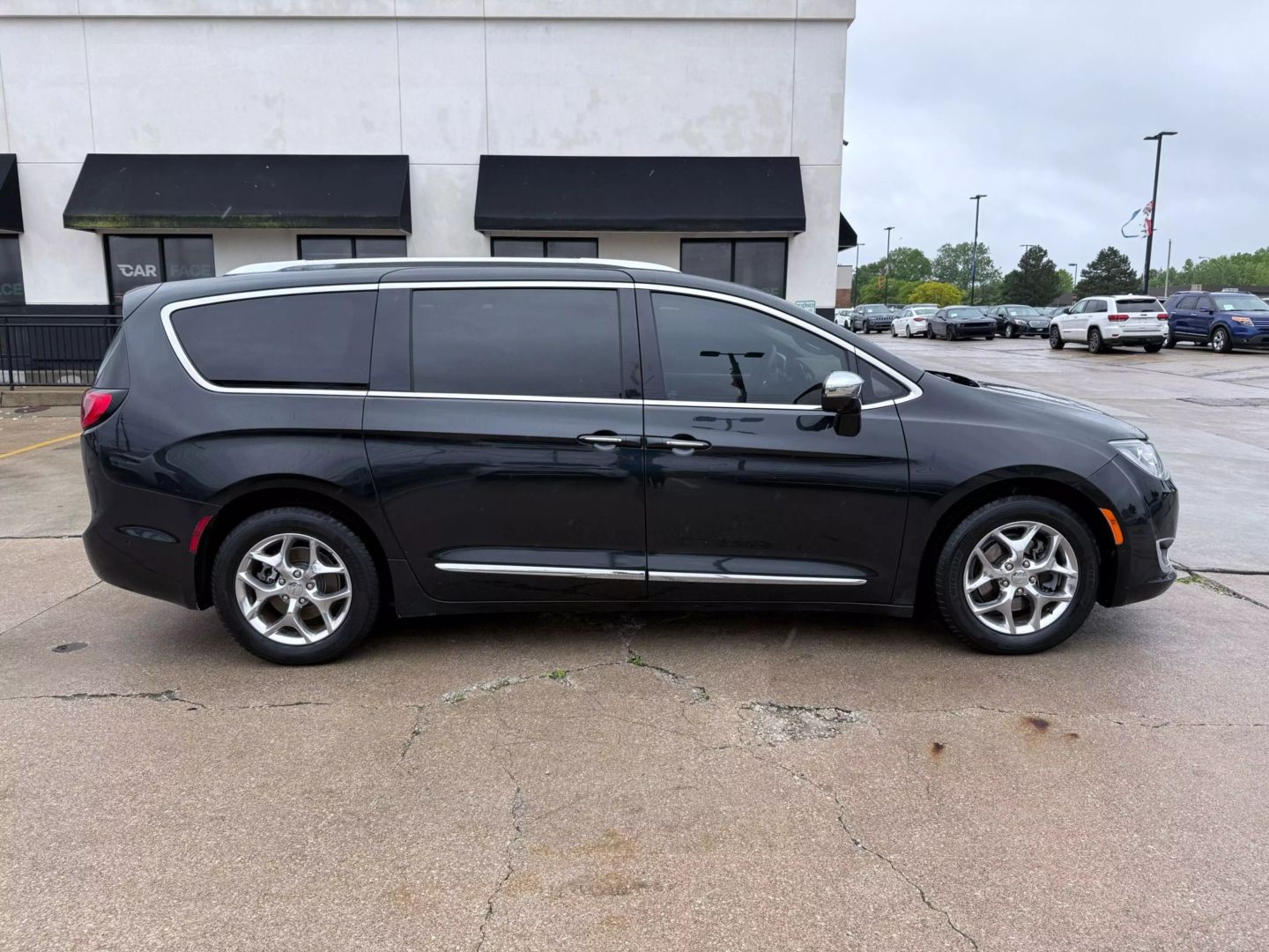 2017 Chrysler Pacifica - Image 16