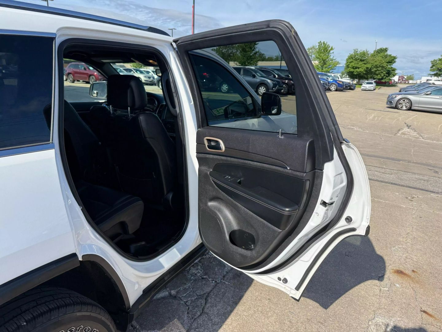 2017 Jeep Grand Cherokee - Image 23