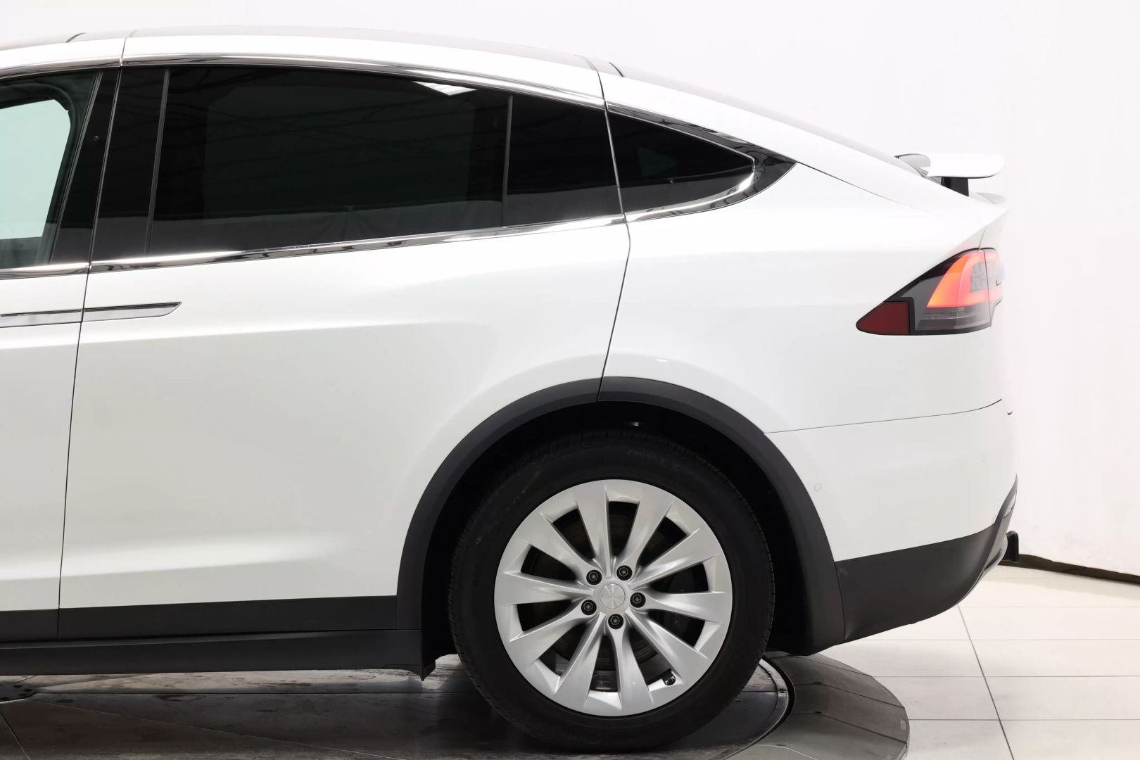 2020 Tesla Model X - Image 8