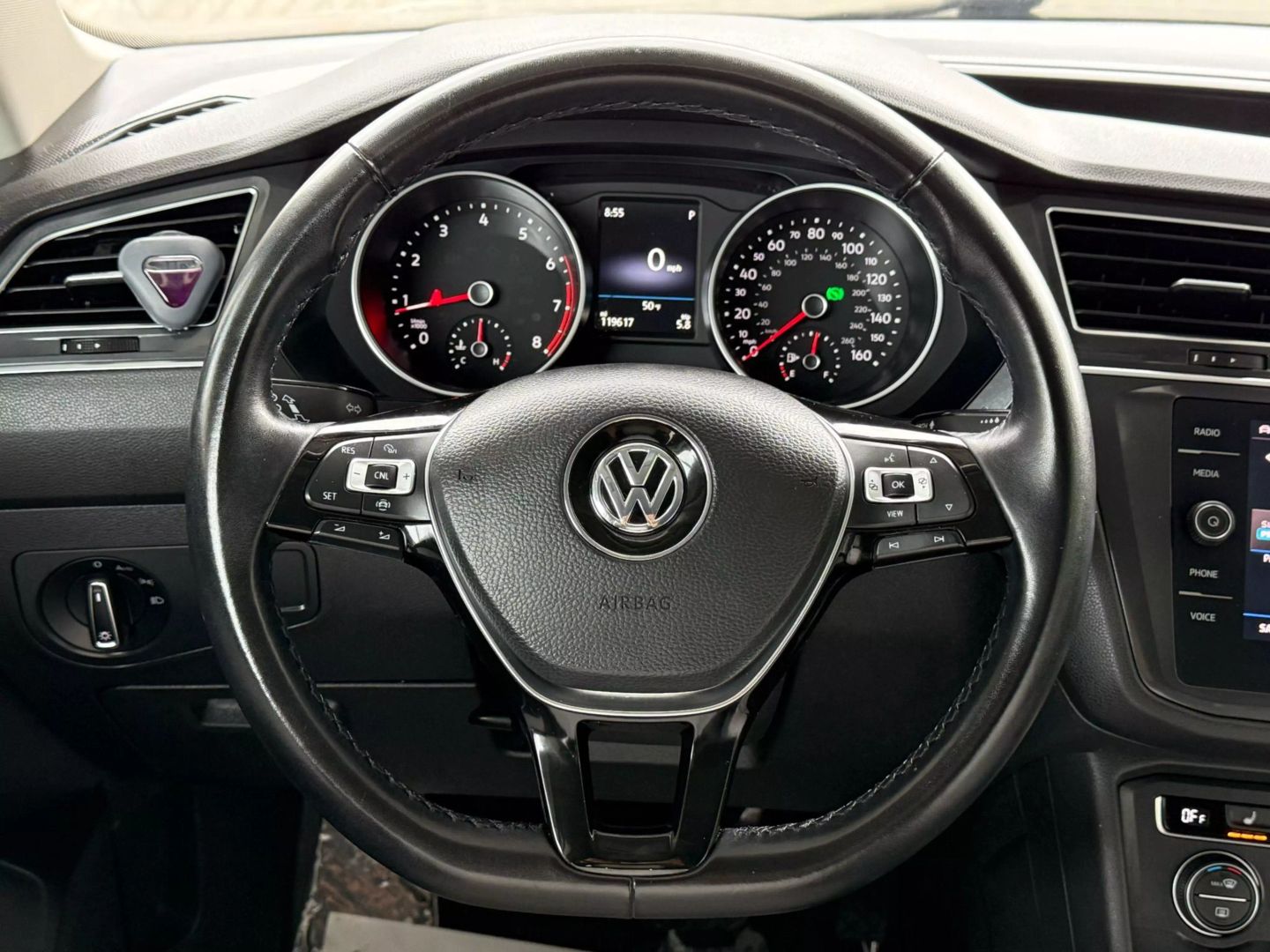 2019 Volkswagen Tiguan - Image 33