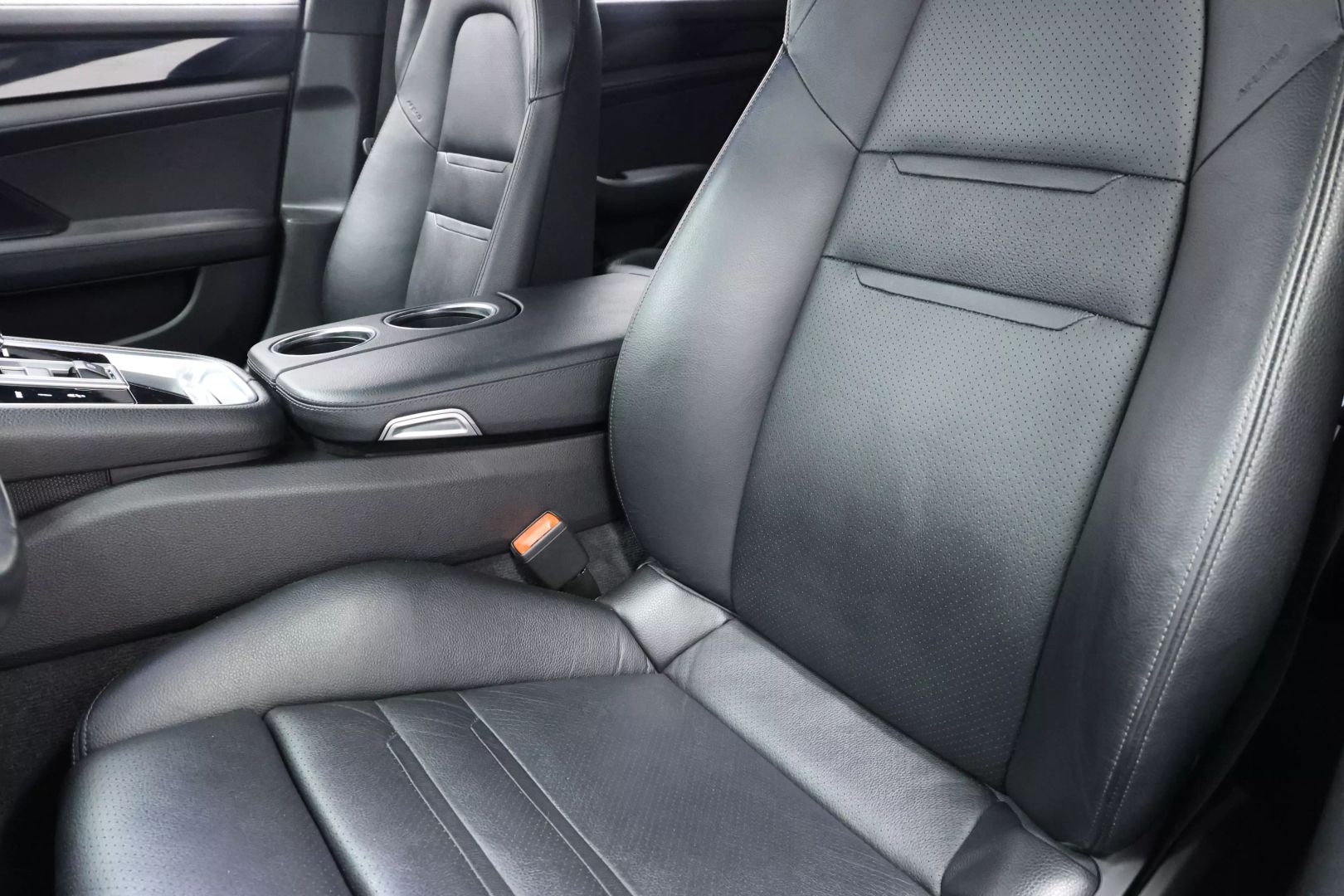 2018 Porsche Panamera - Image 19