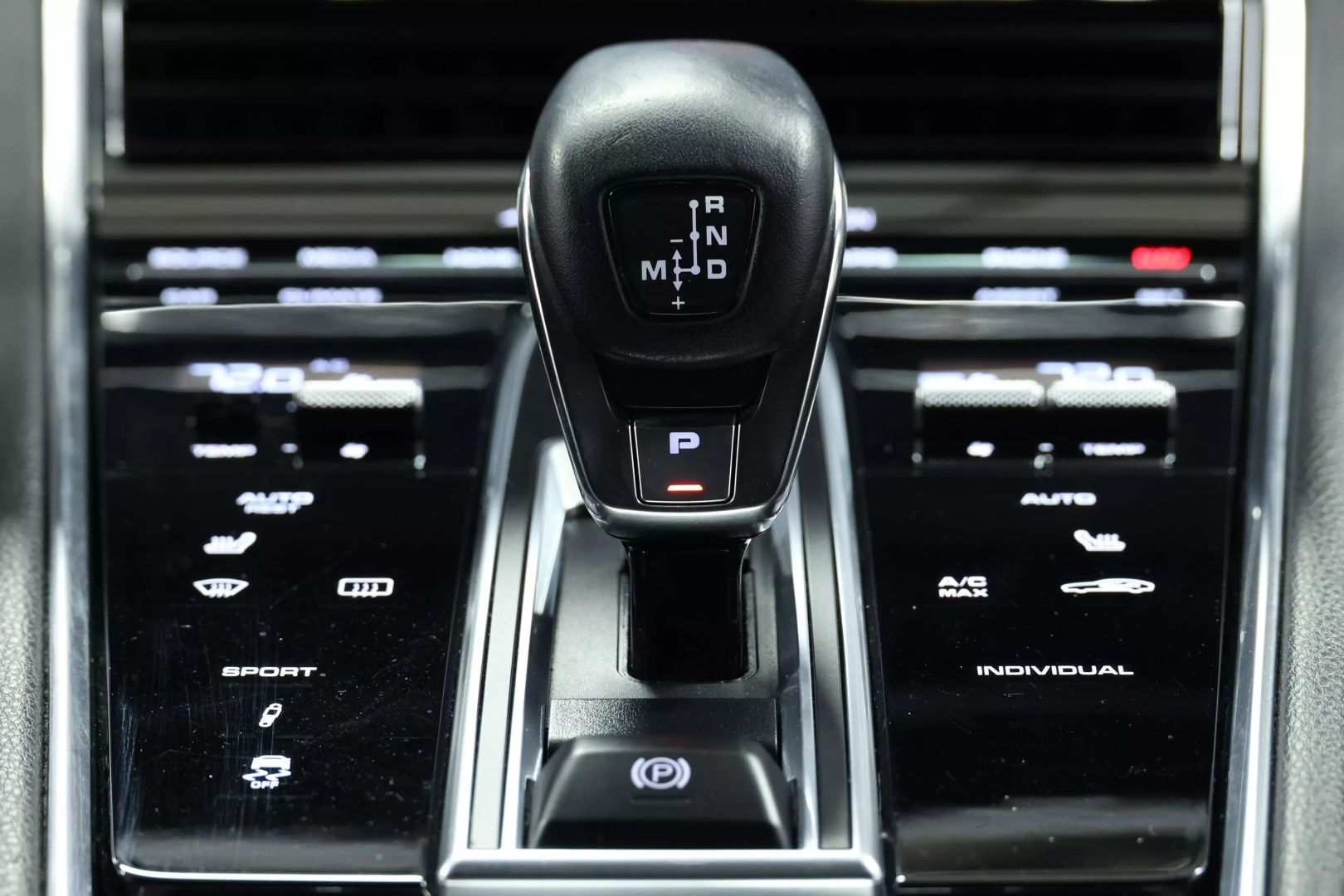 2018 Porsche Panamera - Image 41
