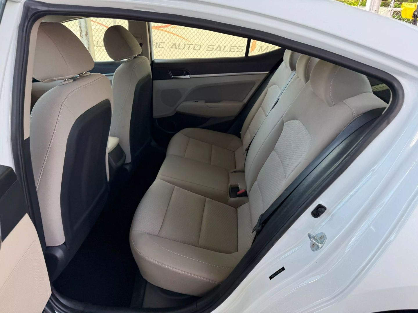 2019 Hyundai Elantra - Image 18