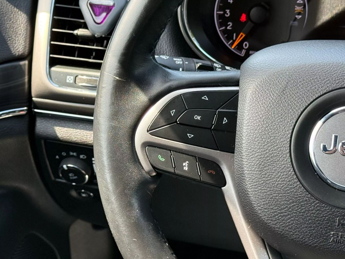 2019 Jeep Grand Cherokee - Image 34