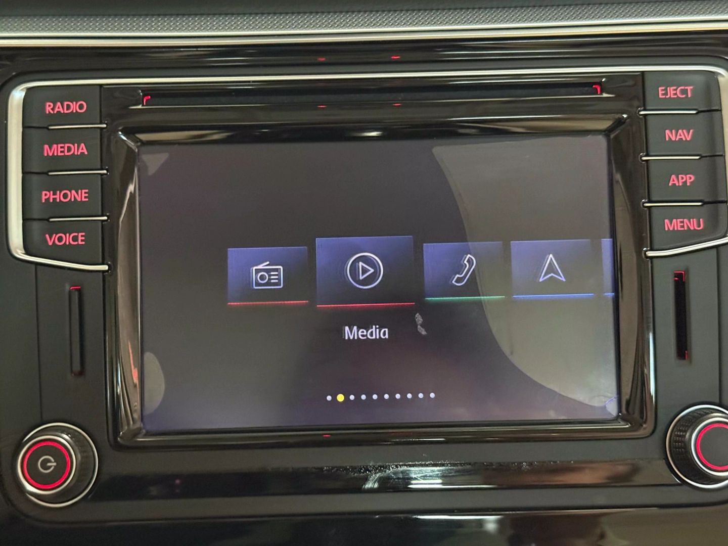 2019 Volkswagen Passat - Image 40