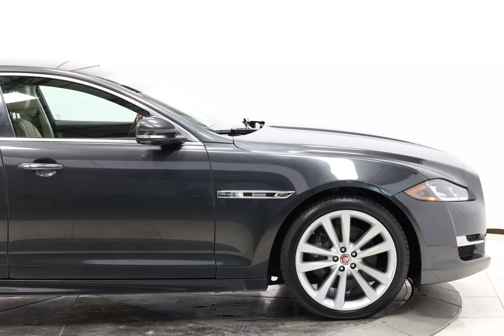 2017 Jaguar Xj - Image 65