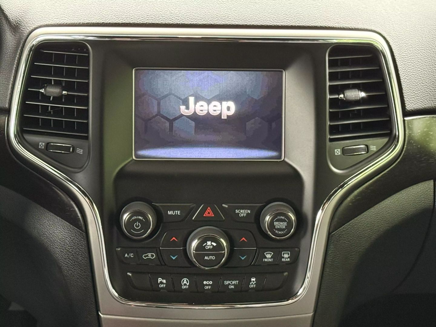 2018 Jeep Grand Cherokee - Image 28