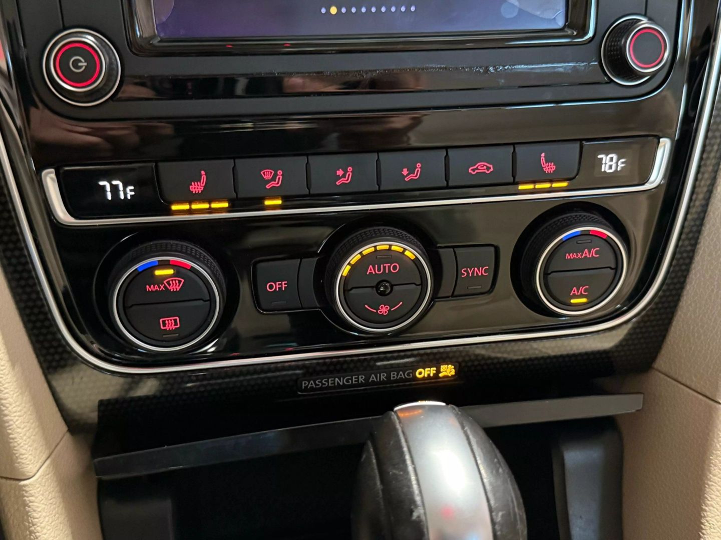 2019 Volkswagen Passat - Image 43
