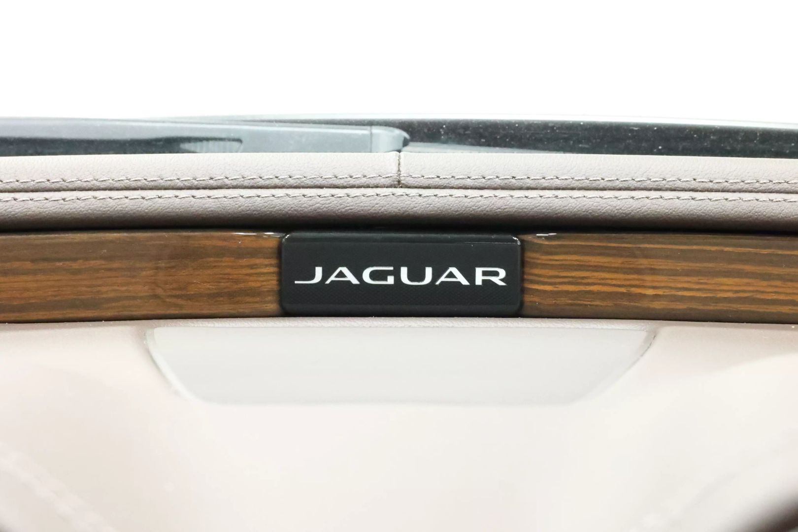 2017 Jaguar Xj - Image 44