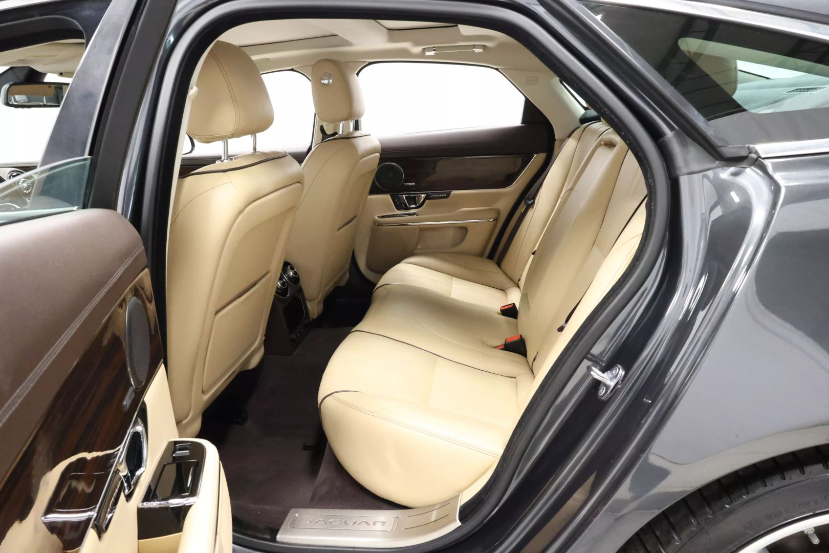 2017 Jaguar Xj - Image 50