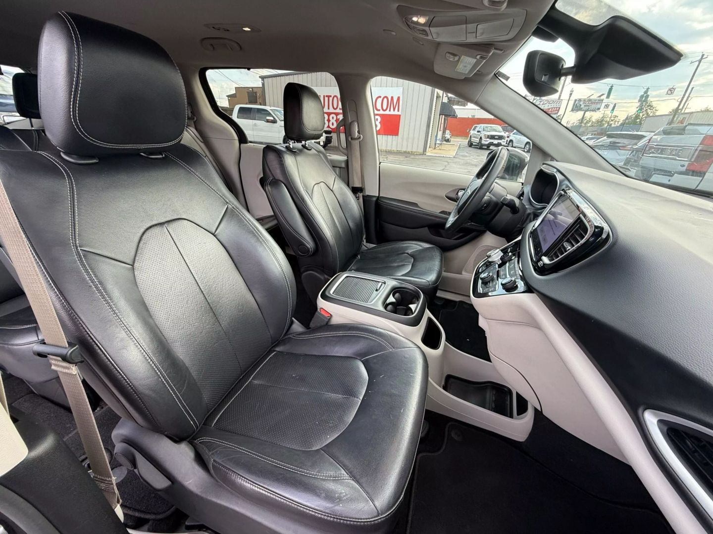 2022 Chrysler Pacifica - Image 21